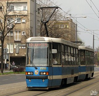 Zmodernizowany skład 2556+2437 jako linia 10 na ul. Piaskowej, 2007-04-09.