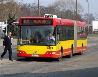 Przegubowe Volvo #8125 na linii 142, Nowy Dwór, 2010.03.18