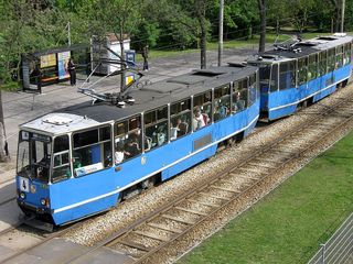 Skład 2454+2453 na linii 4, ul. Z. Wróblewskiego, 2009.04.27