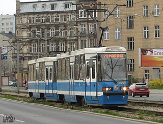 Skład 2258+2259 już po modernizacji. Linia 70 na ul. Drobnera, 2007-04-09.