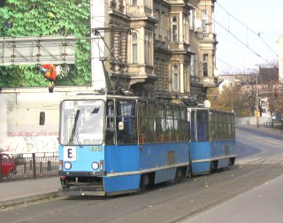 Skład 2354+2353 jako linia E1, ul. Podwale