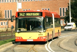 Volvo #8068 jako linia 142, ul. Nowy Świat