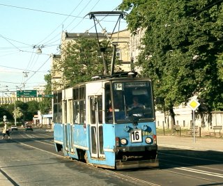 105Na #2463 jeszcze jako solówka przed modernizacją. Linia 16, ul. Pułaskiego.
