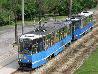 Skład 2422+2421 na linii 4, ul. Z. Wróblewskiego, 2009.04.27