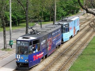 Skład 2440+2439 wyjeżdża za zajezdni na linię 9, ul. Z. Wróblewskiego, 2009.04.27