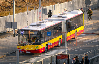 Solaris #5601 jako linia 145, przystanek „Dworzec Autobusowy”.