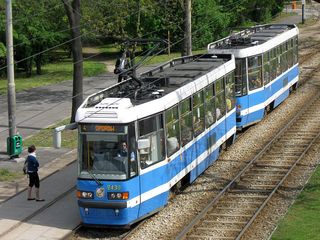 Skład 2430+2429 na linii 4, ul. Z. Wróblewskiego, 2009.04.27