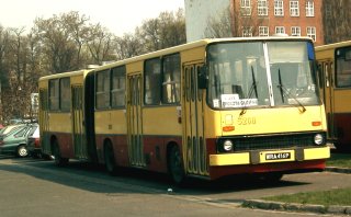 Ikarus #5268 jako linia 149 w czasie międzyszczytowego garażowania na parkingu przy Poczcie Głównej