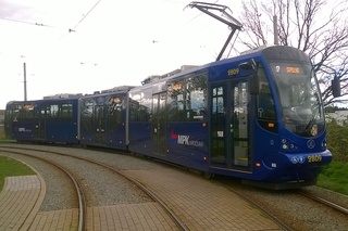 13.04.2017, pętla Klecina. Moderus #2809 jako linia 17 oczekuje na swój kurs.