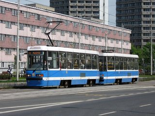 Skład 2400+2425 na linii 12, pl. Grunwaldzki, 2009.04.27