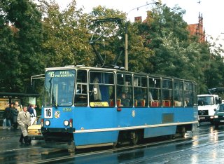 105Na #2368 jako solówka (po wypadku drugiego wagonu) na linii 16, ul. Skłodowskiej-Curie