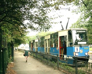 Skład 2404+2403 przez NG. Linia 9, ul. Borowska
