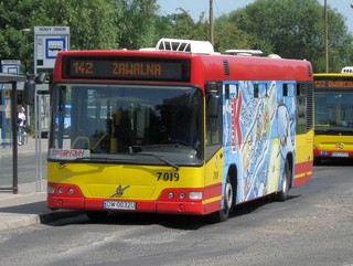 Krótkie Volvo #7019 autobus rezerwowy na linii 142, Nowy Dwór, 2010.06.29
