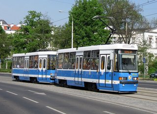 Skład 2544+2545 na linii 9, ul. Grunwaldzka, 2009.04.29