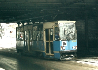105Na #2342 jako solówka na linii 16, wiadukt w ciągu ul. Borowskiej