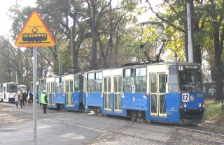 Skład 2208+2209 jako linia E2, pętla Osobowice
