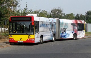 Przegubowe Volvo #8136 oczekuje na popołudniowy szczyt, Nowy Dwór, 2009.09.28