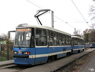 Skład 2334+2333 już jako kartofel, linia 24, pętla Osobowice, 2004.11.01