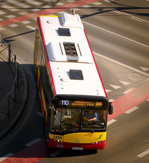 Solaris 5426 jako linia 110, skrzyżowanie Suchej i Borowskiej.