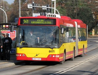 Volvo 7000A #8071 na linii 141, al. J. Kochanowskiego, 2009.11.05