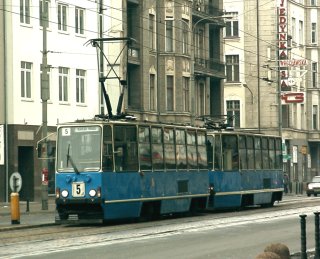 Skład 2556+2437 jako linia 5, ul. Piłsudskiego