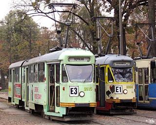 102Na #2035 jako linia E3 (w tle 102Na #2024 jako E1), pętla Osobowice, 2004.11.01