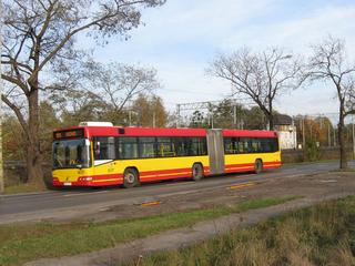#8137 już w barwach zajezdni IX pędzi na Kuźniki, ul. Żernicka, 2008.11.01