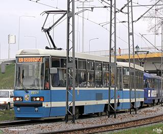 Skład 2274+2275 już jako kartofel, linia E8, ul. Osobowicka, 2004.11.01