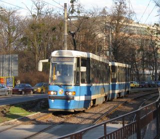 Skład 2394+2393 na linii 12 zmierza w kierunku Mostu Szczytnickiego, ul. L. Różyckiego, 2008.12.02