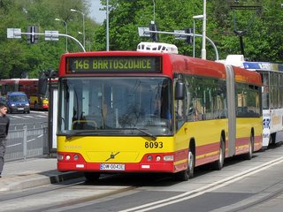 Volvo #8093 wyjeżdża z zajezdni na linię 146, al. J. Kochanowskiego, 2009.04.27