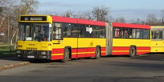 #8005 w malowaniu zakładowym na linii 142 czeka na popołudniowy szczyt, Nowy Dwór, 2008.12.02