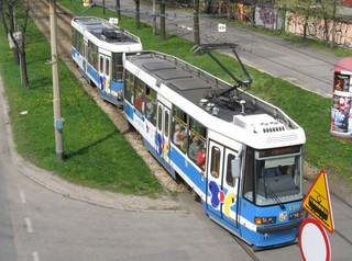 Zmodernizowany skład 2380+2379 na linii 10, ul. Z. Wróblewskiego, 2010.04.20