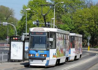 Skład 2322+2321 na linii 17, ul. J. Kochanowskiego, 2009.04.20