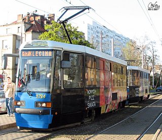 Skład 2324+2305 po modernizacji na ul. Powstańców Śląskich jako linia 17; 2007.04.15.