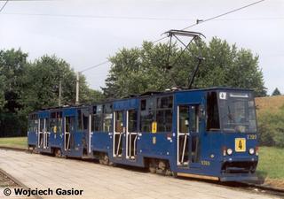 Skład 2320+2325 jako linia 4, pętla Oporów