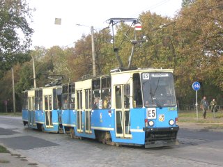 Skład 2462+2461 jako linia E5, pl. Staszica