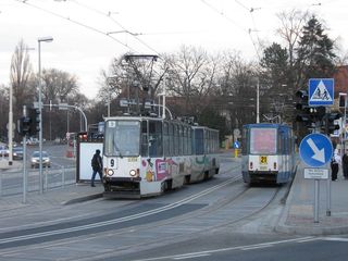 Skład 2354+2353 na linii 9 zaraz opuści nowy przystanek na ul. Kochanowskiego, 2008.12.02