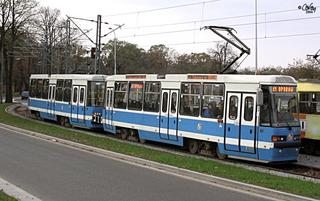 Skład 2308+2309 już jako kartofelek, linia E1, ul. Osobowicka, 2004.11.01