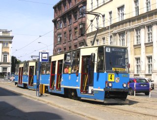 Skład 2466+2465 jako linia 4, pl. Teatralny