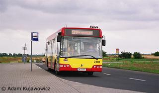 Krótkie Volvo #7001, na pętli przy ulicy Kiełczowskiej, linia 131.