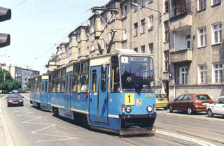 Skład 2398+2397 jako linia 1, ul. Piastowska