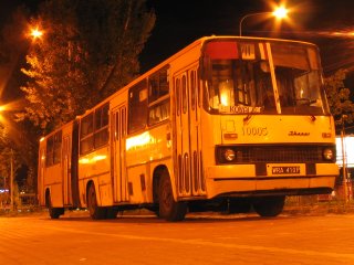 10005 na nocnym postoju, otablicowany jako 711. Parking przy Elei, ul. Hubska.
