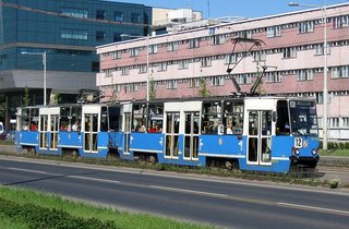 Skład 2410+2409 na linii 12, pl. Grunwaldzki, 2009.05.13