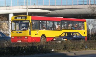 Jelcz #9513 na linii 126 czeka na zielone światło, ul. Strzegomska, 2008.12.03