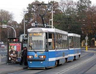 Skład 2358+2357 na linii 12, al. J. Kochanowskiego, 2009.11.05