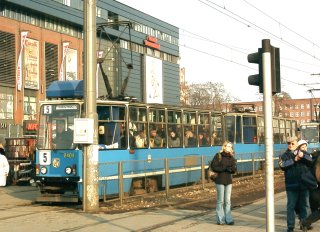 Skład 2404+2403 jeszcze w trakcie testowania prototypu klimatyzacji. Linia 5, ul. Oławska