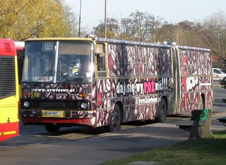 Ikarus #5318 w reklamie na linii 132, Nowy Dwór, 2009.11.20
