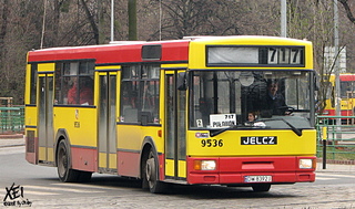 Jelcz 9536 w nowym malowaniu, linia 717 na pętli 