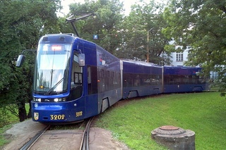 26.07.2016, pętla Leśnica; Pesa #3202 oczekuje na kurs jako linia 20