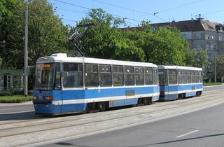 Skład 2446+2445 na linii 17, u. Grunwaldzka, 2009.05.13
